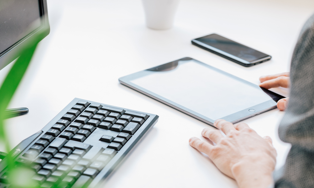Tastatur Tablet Handy nebeneinander auf dem Schreibtisch