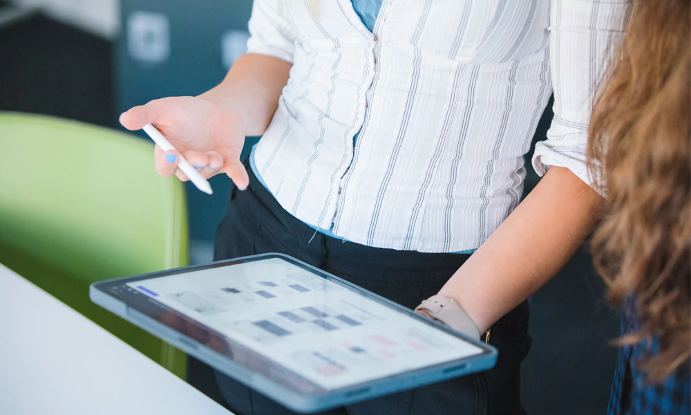 Frau von vorne mit Tablet und Stift in der Hand