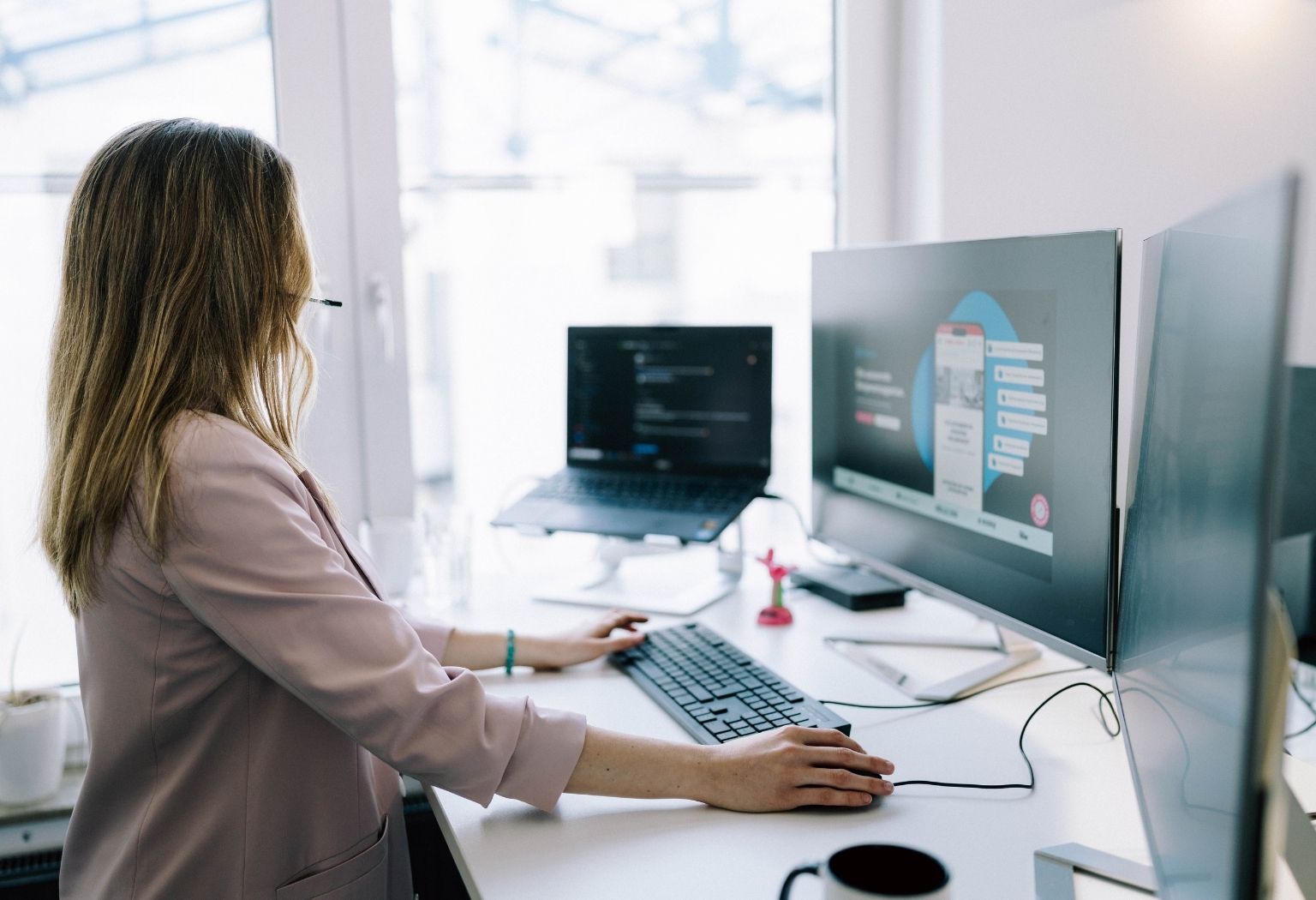 Eine Person arbeitet konzentriert an einem Computer und analysiert E-Commerce-Daten in einem modernen Büro.
